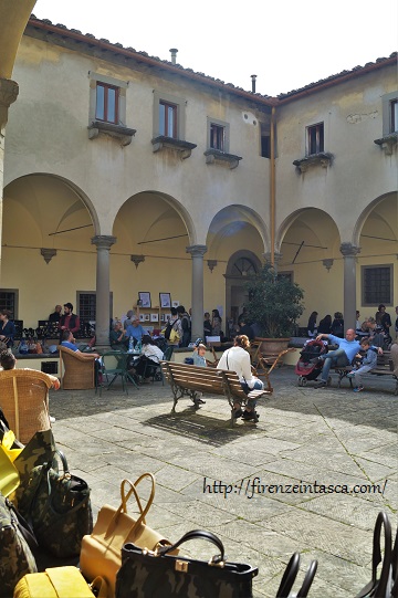 フィレンツェ、貴族の館で春のマーケット