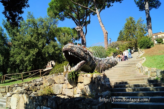 フィレンツェ、オルティクルトゥーラ庭園の蛇の噴水