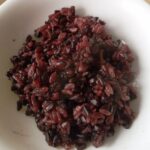 炊いた黒米とジャポニカ種